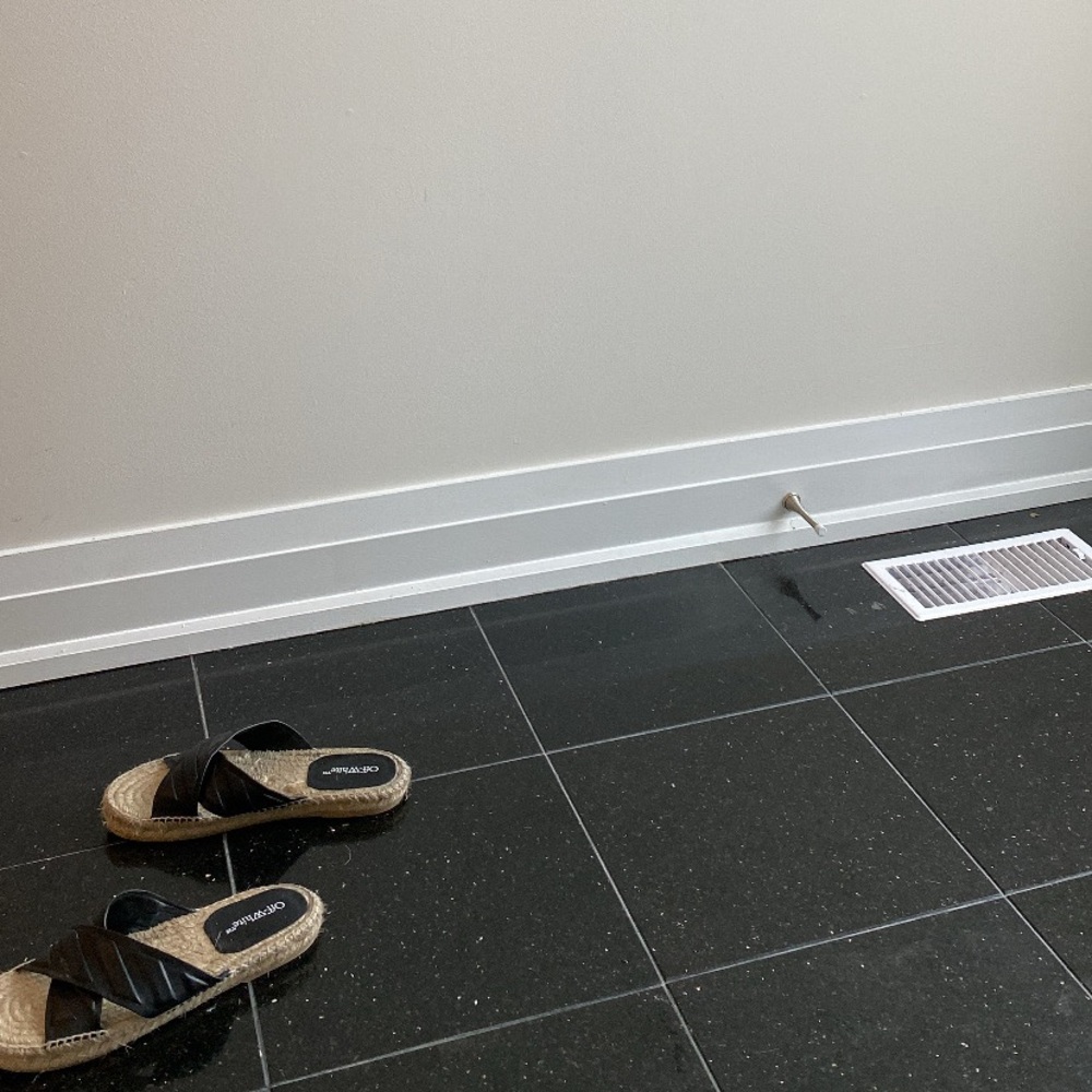 Off white black and beige slide ‘ used like new comes with off white box